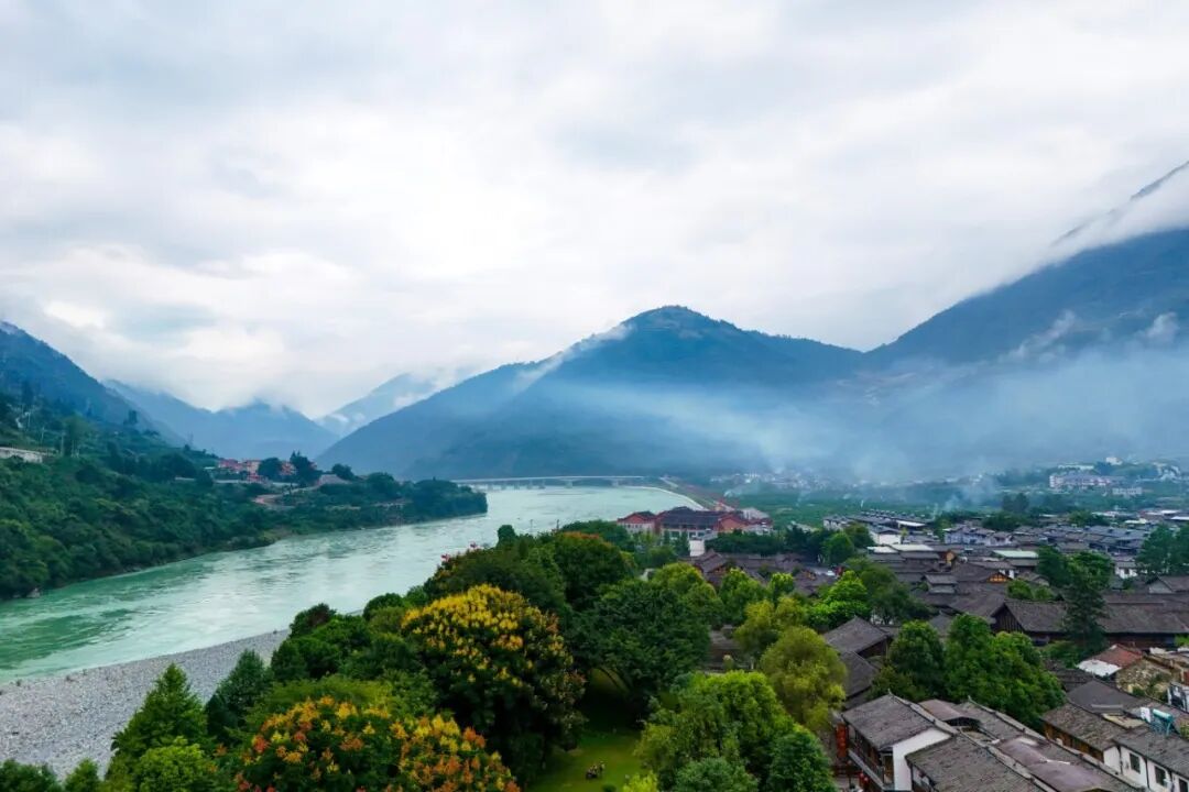 压缩图片1：安顺场纪念馆外眺望大渡河.jpg