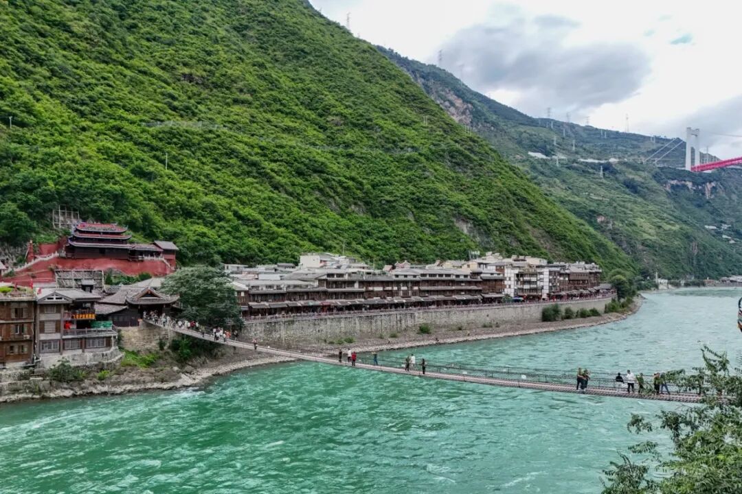 压缩图片8：泸定桥桥面远景.jpg